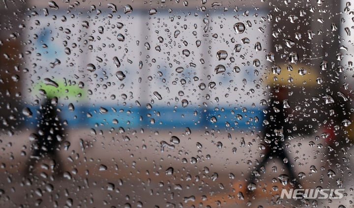 [부산=뉴시스] 하경민 기자 = 봄을 재촉하는 비가 내린 29일 부산 서구의 한 거리에서 시민들이 우산을 쓴 채 걸어가고 있다. 2024.02.29. yulnetphoto@newsis.com