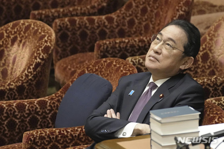 [도쿄=AP/뉴시스]기시다 후미오 일본 총리가 지난 1일 도쿄 국회에서 예산위원회 회의가 시작되기를 기다리며 생각에 잠겨있다. 2024.03.20.