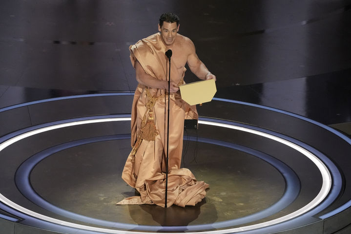 [로스앤젤레스=AP/뉴시스] 배우 존 시나가 10일(현지시각) 미국 캘리포니아주 로스앤젤레스(LA) 돌비극장에서 열린 '제96회 아카데미 시상식'에서 로마풍의 의상을 입은 채 의상상 수상자를 호명하고 있다. 2024.03.11.