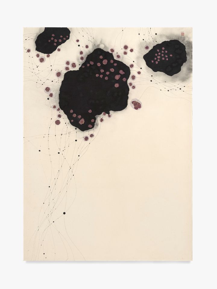 갤러리현대 김민정, Moon in the sun, 2004, Ink and watercolor on mulberry Hanji paper, 186 x 135 cm. 어린 시절부터 서예와 수채화를 공부했으며, 홍익대 회화과 학부와 동대학원에서 동양화를 전공하고, 이탈리아 밀라노의 브레라국립미술원에서 유학했다. 유럽에서 미술을 공부하며 콘스탄틴 브랑쿠시, 브라이스 마든, 칼 안드레 등과 같은 미술가들에 깊은 영감을 받았다. 2023년 김민정은 7번째 레이디디올아트의 작가로 선정되어 디올과의 콜라보레이션을 진행했다. 작품은 뉴욕의 메트로폴리탄미술관, 토리노의 폰다치오네 팔라초브리케라시오, 코펜하겐의 스비닌겐미술관, 런던의 영국박물관, 댈러스의 댈러스미술관, 프로비던스의 RISD미술관 등의 수많은 주요 예술 기관에 소장되어 있다. *재판매 및 DB 금지