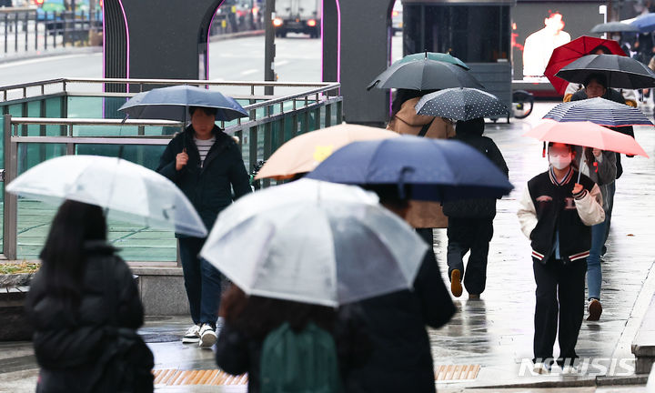 [서울=뉴시스] 김근수 기자 = 금요일인 22일은 오후부터 수도권 등 중부지방을 중심으로 비가 시작돼 밤에 전국으로 확대되겠다. 사진은 지난 12일 오후 서울 강남구 강남역 사거리 인근에서 우산을 쓴 시민들이 이동하고 있는 모습. 2024.03.12. ks@newsis.com