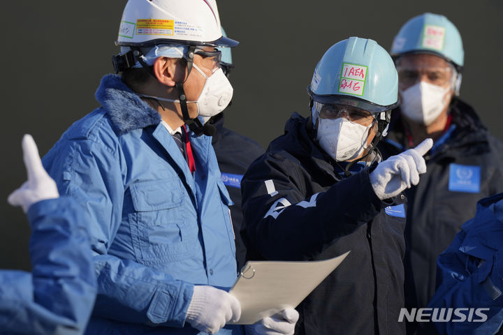 [후쿠시마=AP/뉴시스]국제원자력기구(IAEA)가 19일(현지시각) 일본 후쿠시마 제1 원전 방류 오염수(일본명 처리수) 5차 방류와 관련해 삼중수소 수치가 기준을 밑돈다고 밝혔다. 사진은 라파엘 그로시 IAEA 사무총장(가운데 검정색 옷)이 지난 3월13일 후쿠시마 제1 원전에서 오염수 해양 방류 시설을 시찰하는 모습. 2024.04.20.