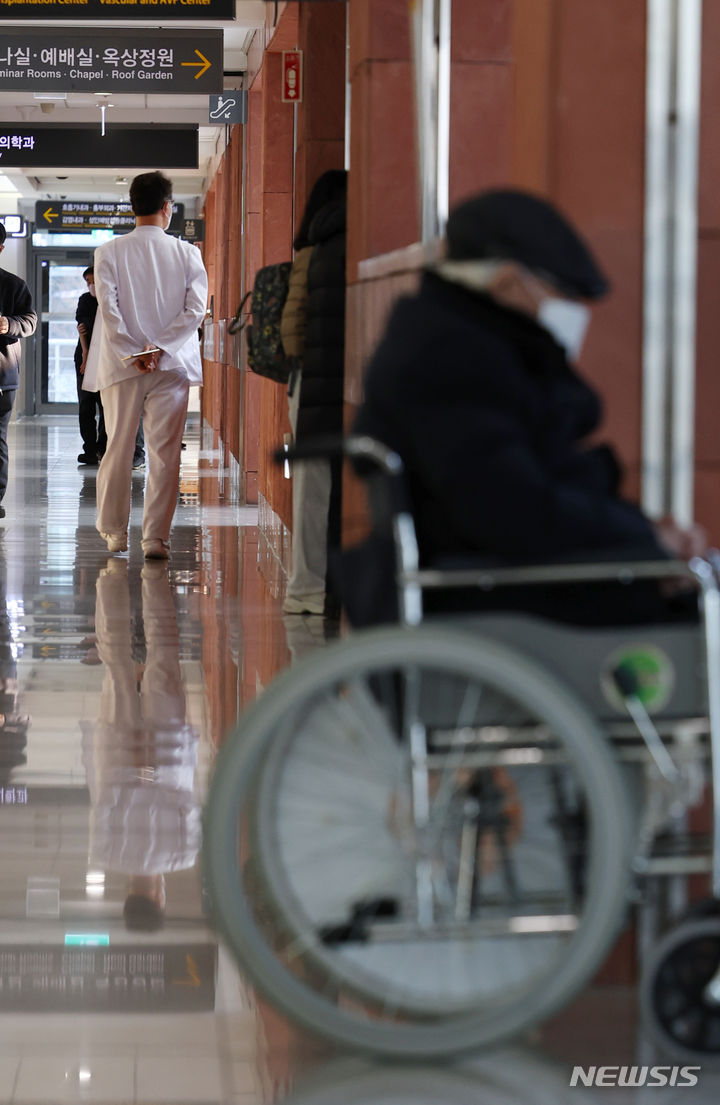 [서울=뉴시스] 고승민 기자 = 13일 서울의 한 대학병원에서 휠체어에 앉은 한 노인이 생각에 잠겨 있다. 2024.03.13. kkssmm99@newsis.com