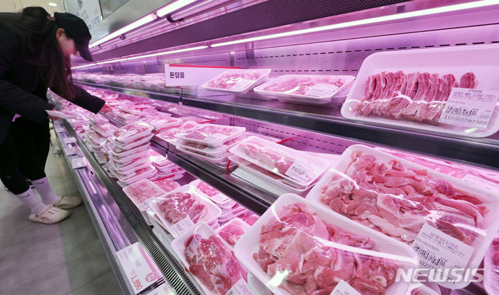 [서울=뉴시스] 조성우 기자 = 서울 시내 한 대형마트에서 고객이 돼지고기를 살펴보고 있다. 2024.03.13. xconfind@newsis.com