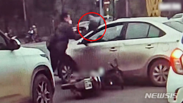 베트남의 도로에서 오토바이를 몰던 남성이 사고가 나자 분노해 헬멧으로 상대 차량의 창문을 깨뜨리는 사건이 발생했다. 다른 차량의 블랙박스에 찍힌 영상은 소셜미디어(SNS)에 퍼져 논란이 됐다. 출처 : @DOÃN HÒA *재판매 및 DB 금지