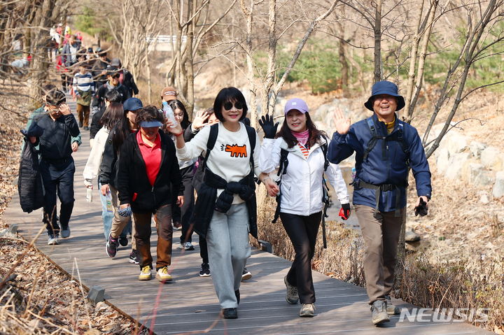[의왕=뉴시스] 의왕문화원이 주최한 ‘두발로 데이(DAY)’ 행사에 참석한 시민들이 경로를 따라 걷고 있다. (사진=의왕시 제공). 2024.03.17. photo@newsis.com *재판매 및 DB 금지