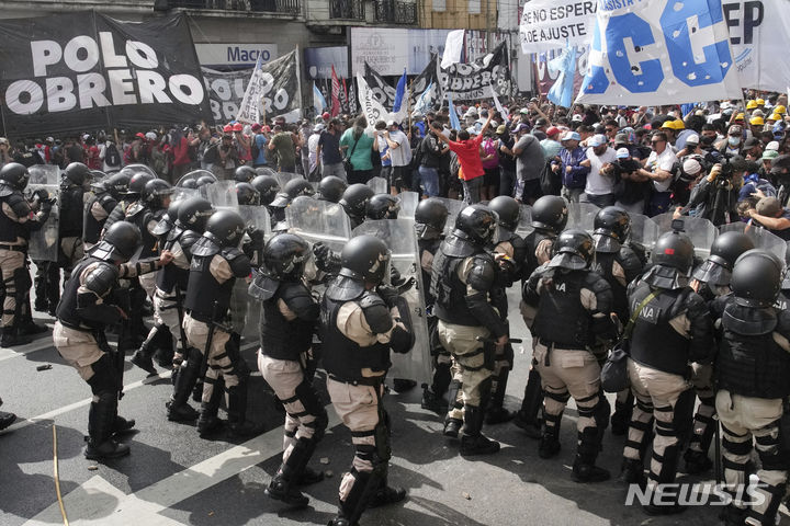 [부에노스아이레스=AP/뉴시스] 아르헨티나 부에노스아이레스에서 3월 18일 식량 부족에 항의하고 하비에르 밀레이 대통령의 경제 개혁에 반대하는 시위대와 이를 제지하는 경찰이 대치하고 있다. 2024.03.29.