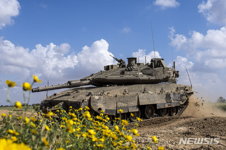 [가자지구=AP/뉴시스] 지난 19일(현지시각) 이스라엘 남부 가자지구 국경에서 이스라엘군 전차가 기동하고 있다. 2024.03.29.