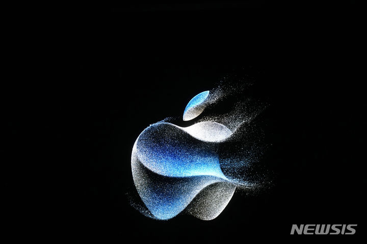 [쿠퍼티노=AP/뉴시스]지난해 9월12일 미국 캘리포니아주 쿠퍼티노의 애플 캠퍼스에 있는 애플 로고 모습. 2024.03.22.