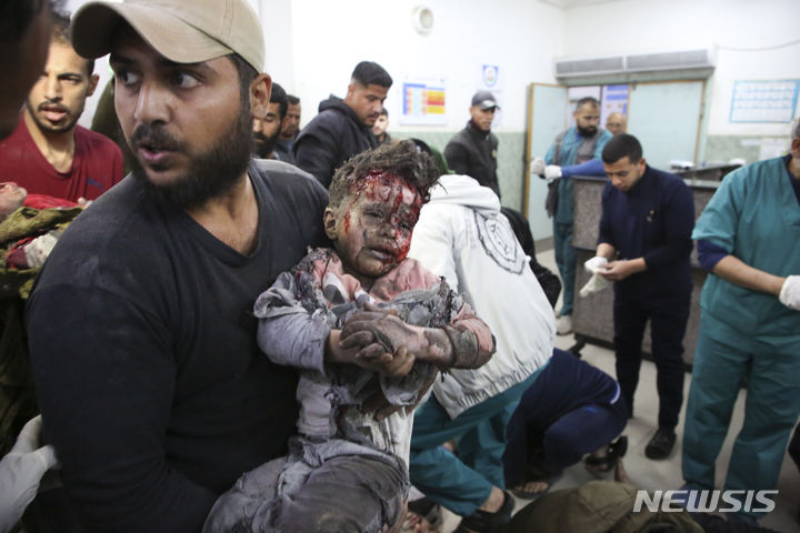 [라파=AP/뉴시스] 3월24일 이스라엘의 폭격으로 부상한 팔레스타인 소년이 가자지구 라파의 한 병원으로 이송되고 있다. 2024.03.26.
