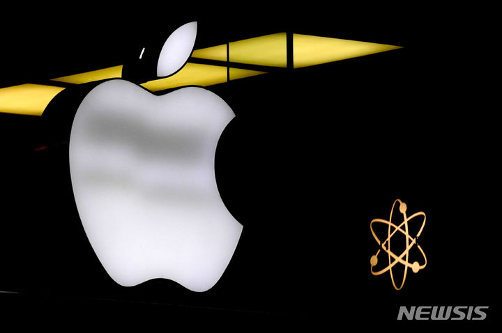 [뮌헨(독일)=AP/뉴시스]독일 뮌헨의 한 매장에 2023년 11월13일 애플 로고가 비춰지고 있다. 2024.03.25.