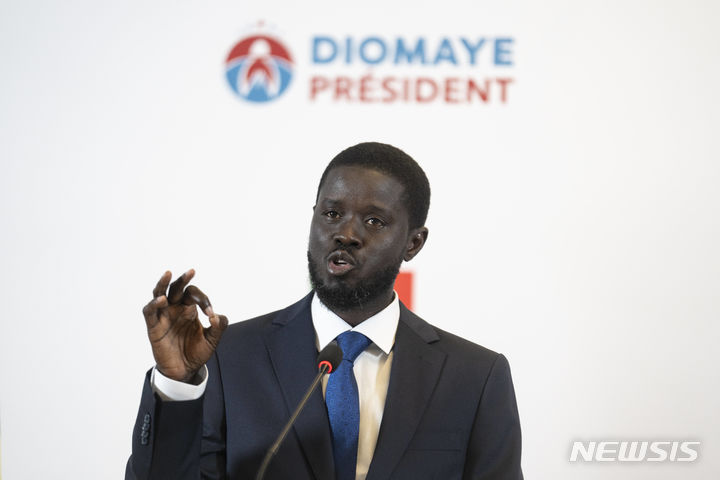 [다카르=AP/뉴시스]세네갈 대통령에 당선한 바시루 디오마예 파예 후보. 25살로 44세가 된 그는 아프리카 전체에서 쿠테타로 권력을 잡지 않은 가장 젊은 지도자다. 2024.3.26.