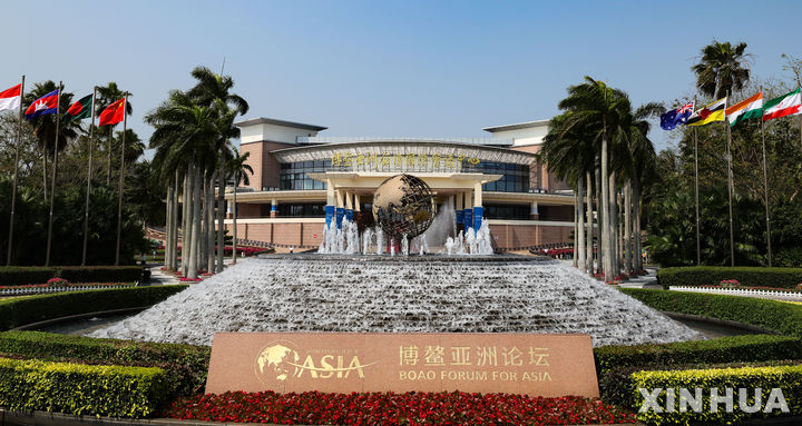 [보아오(중국 하이난성)=신화/뉴시스] ‘아시아판 다보스포럼’으로 불리는 중국의 보아오포럼이 26일부터 오는 29일까지 나흘간 중국 하이난성 보아오에서 개최된다.포럼이 개최될 보아오 인터내셔널 컨퍼런스 센터의 모습. 2024.03.26 