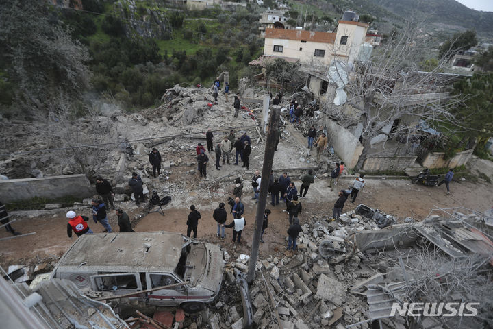 [AP/뉴시스] 27일 레바논 남부 헤바리예 마을 의료센터에 이스라엘 공습이 가해져 7명이 사망했다