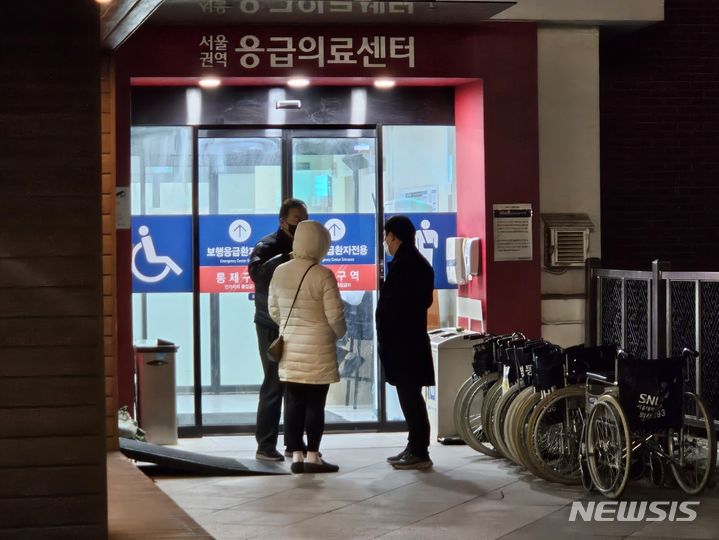 [서울=뉴시스]지난 22일 서울 종로구 서울대학교 병원 응급의료센터 앞에서 가족으로 보이는 시민들이 이야기를 나누고 있는 모습. 2024.03.22 