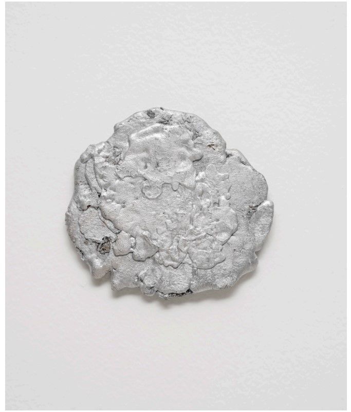 프랏차야 핀통,〈숟가락 [원반]〉, 2024 전쟁 불발탄(UXOs)을 녹여 만든 납과 주석, 21 x 19 cm 사진 제공: 바라캇 컨템포러리. *재판매 및 DB 금지