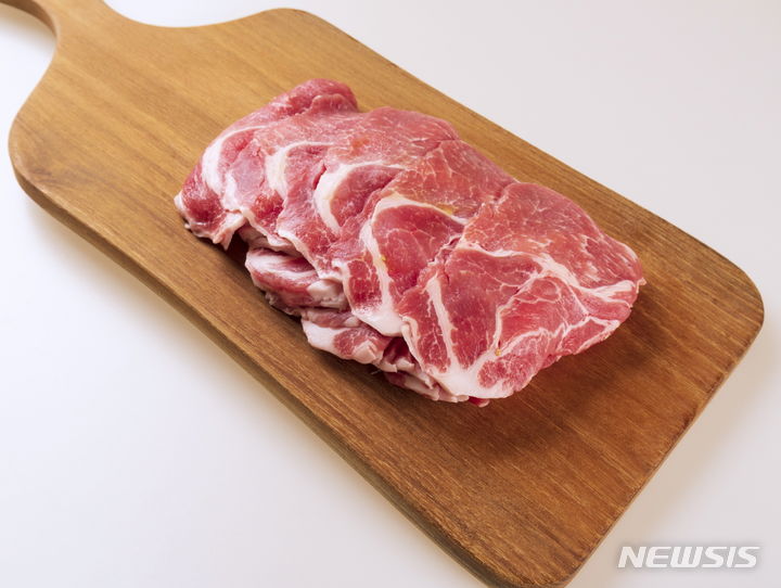 [세종=뉴시스]국내산 돼지고기 한돈은 지방(6%) 대비 단백질(21.1%)이 3배 이상 많은 대표적인 천연 단백질 식품이다.(사진=한돈자조금관리위원회 제공)