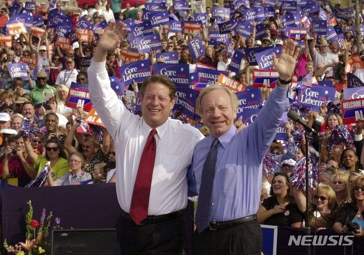 [잭슨=AP/뉴시스] 조 리버먼 전 상원의원(왼쪽)과 앨 고어 당시 민주당 대선후보가 2000년 10월25일(현지시각) 미국 테네시주 잭슨에서 열린 선거 유세에서 지지자들을 향해 손을 흔드는 모습. 2024.03.28.