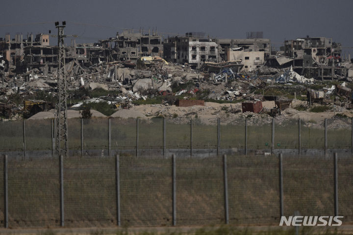 [AP/뉴시스] 이스라엘 남부에서 바라본 가자지구 모습으로, 이스라엘군 공격으로 건물들이 파괴돼 있다. 2024.03.29.