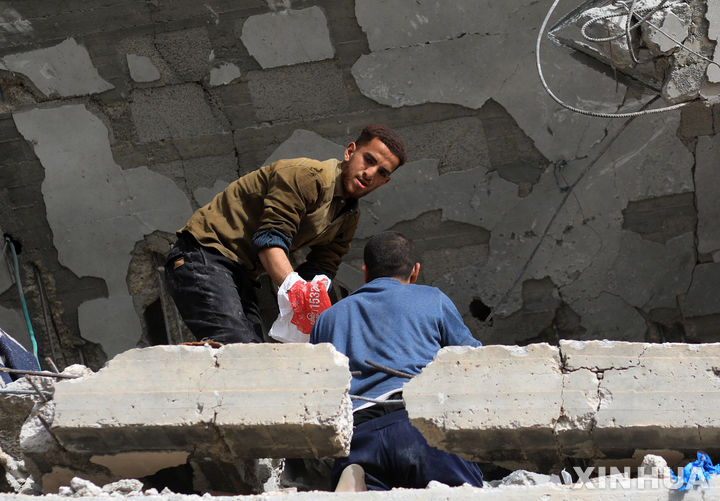 [라파=신화/뉴시스] 지난 27일(현지시각) 가자지구 남부 라파에서 주민들이 이스라엘군의 공습으로 파괴된 건물 잔해에서 사용할 수 있는 물건을 모으고 있다. 2024.03.29.