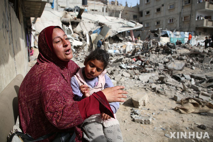 [라파=신화/뉴시스] 27일(현지시각) 가자지구 남부 라파에서 한 여성이 이스라엘군 공습으로 파괴된 건물 잔해 근처에 앉아 하소연하고 있다. 2024.03.28.