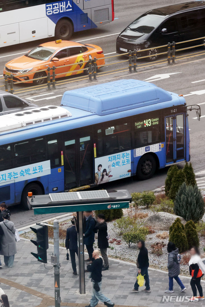 [서울=뉴시스] 조성우 기자 = 서울 시내버스 파업이 종료된 28일 오후 서울 중구 을지로 인근에서 시내버스가 다니고 있다. 2024.03.28. xconfind@newsis.com