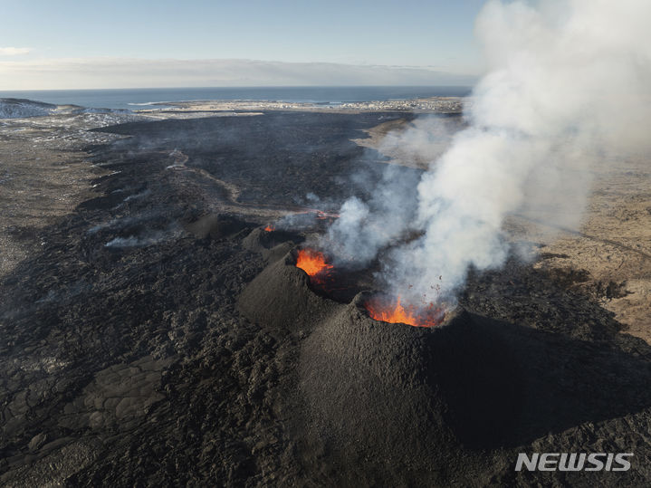 [레이캬비크=AP/뉴시스] 28일(현지시각) 아이슬란드 남서부 레이캬비크 반도 그린다비크 화산이 분화해 용암과 연기가 분출되고 있다. 2024.03.29.