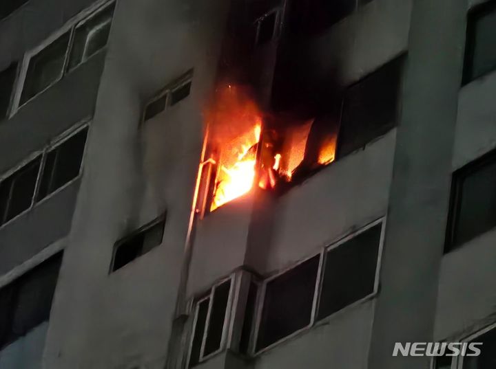 [부천=뉴시스] 정일형 기자 = 부천 상동 아파트 9층서 불. (사진은 부천소방서 제공)