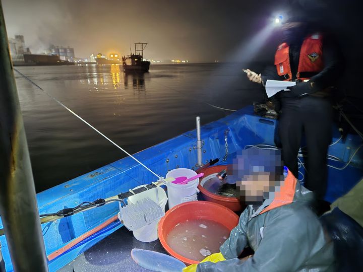 해양경찰이 27일 새벽 군산 소룡동 인근 해상에서 불법으로 실뱀장어 등을 조업한 혐의로 어선을 적발했다. (사진=해경제공) *재판매 및 DB 금지
