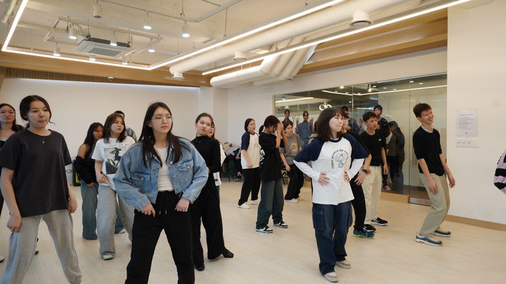 NIS 학생들이 케이팝 댄스 클래스에 참여하고 있다. (사진=한국관광공사 제공) photo@newsis.com *재판매 및 DB 금지