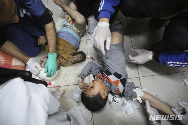 [라파=AP/뉴시스] 유엔 팔레스타인 난민기구(UNRWA) 사무총장은 28일(현지시각) 지난 6개월간 가자지구에서 사망한 어린이가 지난 4년간 전 세계 분쟁에서 사망한 어린이보다 많다고 밝혔다. 지난 3월 사진에서 이스라엘의 공습으로 부상한 팔레스타인 어린이들이 가자지구 남부 라파의 한 병원에서 치료받고 있다. 2024.04.28.