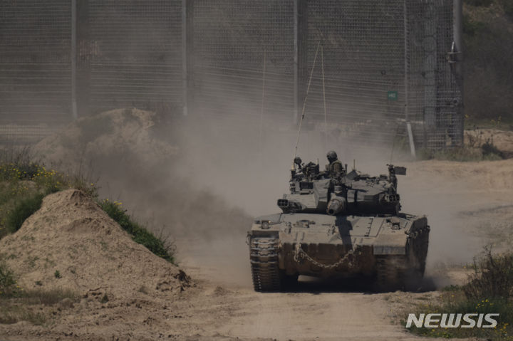 [가자지구=AP/뉴시스] 4월 4일 이스라엘 남부-가자지구 국경 부근에서 이스라엘 전차가 이동하고 있다. 2024.04.17.
