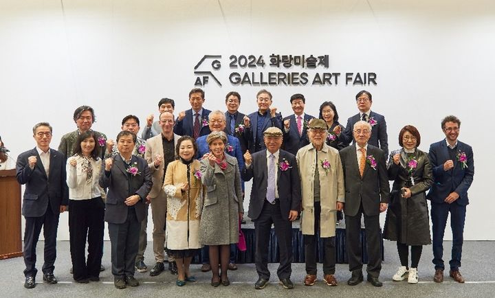 개막식 사진: 1열 좌로부터 유구종 인천국제공항공사 운영본부장, 윤영숙 (사)부산화랑협회회장, 이부재 (사)한국미술협회 이사장, 김옥희 (사)한국미술협회 부이사장, H.E. Ekaterini LOUPAS 주한 그리스 대사관 대사, 황달성 (사)한국화랑협회 회장, 김형대 작가, 권상능 전 화랑협회협회장, 표미선 전 화랑협회 협회장, Daniel CHEDUFAU 주한 아르헨티나 대사관 서기관/2열 김병수 한국미술평론가협회 회장, 김동원 윤당아트홀 대표이사, Holger Gerrmann 포르쉐 코리아 대표이사, 윤영달 크라운해태 홀딩스 회장/3열 김호영 한국문화예술법학회 고문, 고재봉 (사)한국미술협회 사무처장, 이창기 서울 문화재단 대표이사, 유진룡 전 문화체육관광부 장관, 이동기 코엑스 사장, 김정희 (사)한국조각가협회 이사장, 강정원 문화체육관광부 문화예술정책실 실장) *재판매 및 DB 금지