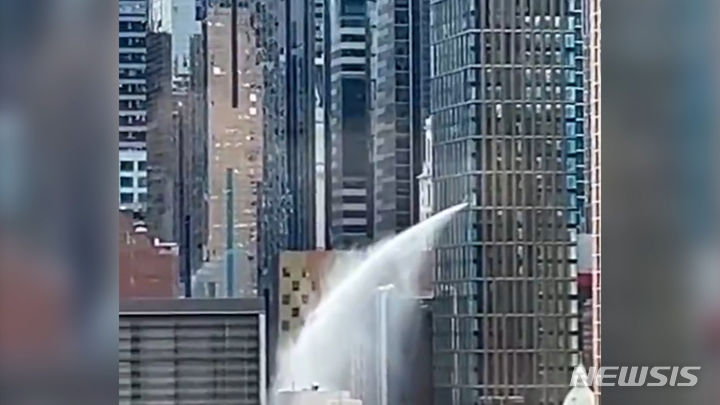 미국 뉴욕 도심의 한 고층 건물에서 엄청난 양의 물이 쏟아져 내리는 사고가 발생했다. 폭포를 연상케 하는 난데없는 물벼락을 촬영한 영상은 소셜미디어(SNS)에도 공유됐다. 출처 : @rawsalerts *재판매 및 DB 금지