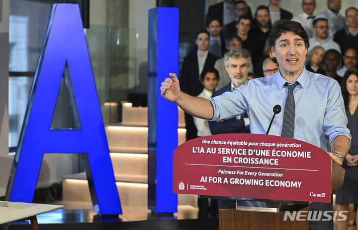 [몬트리올=AP/뉴시스] 쥐스탱 트뤼도 캐나다 총리가 4월 7일 몬트리올에서 2024 연방정부 예산안 발표에 앞서 경제성장을 위한 혁신책을 발표하고 있다. 트뤼도 총리는 다음 세대를 위한 경제정의 실현 방책으로 최상위 부자들의 자산 소득에 대한 증세계획을 발표했다. 2024. 04. 17. 
