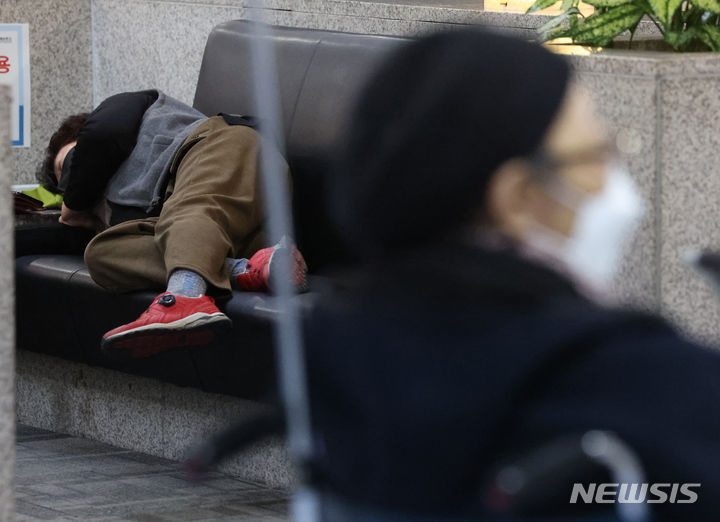 [서울=뉴시스] 김명년 기자 = 지난 9일 오후 서울시내 대학병원에서 한 환자가 휴식을 취하고 있는 모습. 2024.04.09. kmn@newsis.com