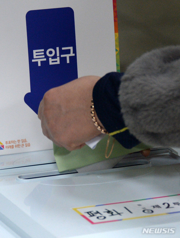 [전주=뉴시스] 김얼 기자 = 제22대 국회의원 선거일인 10일 전북 전주시 완산구 평화동 전주남중학교에 마련된 평화1동 제2 투표소에서 유권자가 투표를 하고 있다. 2024.04.10. pmkeul@newsis.com