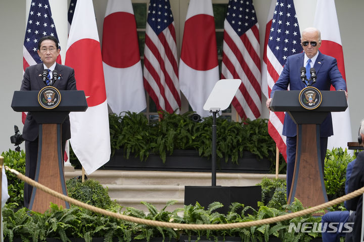 [워싱턴=AP/뉴시스] 조 바이든(오른쪽) 미국 대통령과 기시다 후미오 일본 총리가 10일(현지시각) 백악관에서 공동 기자회견하고 있다. 두 정상은 양국 군대의 상호운용성을 강화하는 등 국방·안보 분야 협력을 강화하기로 합의했다. 2024.04.11.