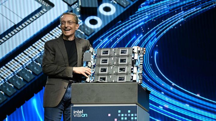 [서울=뉴시스]인텔 비전 2024에서 팻 겔싱어 인텔 CEO가 인텔 가우디 3 가속기를 소개하고 있다. (사진=인텔 제공) photo@newsis.com *재판매 및 DB 금지