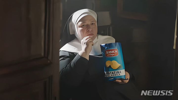 가톨릭 수녀들이 성찬식에서 빵 대신 감자칩을 먹는 내용의 이탈리아 TV광고가 논란을 불러일으켰다. "신성모독"이란 비난이 빗발쳤고, 결국 광고는 방송 중단 명령을 받았다. 출처 : @Matjaž Kovačič *재판매 및 DB 금지 
