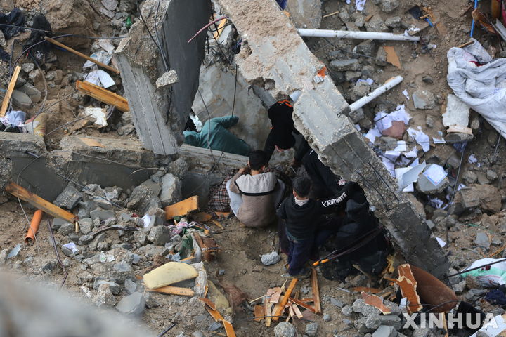 [가자지구=신화/뉴시스]지난달 10일(현지시각) 가자지구 중부 누세이라트 난민촌에서 팔레스타인 어린이들이 이스라엘군의 공습으로 파괴된 건물 잔해 속에서 쓸만한 물건을 찾고 있다. 이스라엘 정부가 처음으로 가자 전후 계획을 수립하고 있다고 미 뉴욕타임스(NYT)가 3일 보도했다. 2024.05.4.