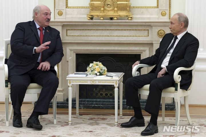 [모스크바=AP/뉴시스] 블라디미르 푸틴(오른쪽) 러시아 대통령이 11일(현지시각) 모스크바 크렘린궁에서 알렉산드르 루카셴코 벨라루스 대통령과 악수하고 있다. 푸틴 대통령은 우크라이나 에너지 시설 공습에 대해 "러시아 목표물에 대한 우크라이나의 공격에 대응해 반격할 의무가 있다"라며 "이번 공습은 우크라이나의 '비무장화' 과정의 일부"라고 밝혔다. 2024.04.12.