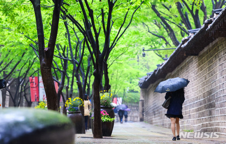 [서울=뉴시스] 김근수 기자 = 비 내리는 15일 서울 중구 정동길에서 시민들이 우산을 쓰고 출근하고 있다. 2024.04.15. ks@newsis.com