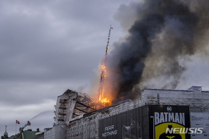 [AP/뉴시스] 16일 덴마크 수도 내 구 증권거래소 건물에 불이 나 56m 높이의 유명한 첨탑이 무너졌다. 17세기에 지어진 건물은 개조 공사로 비계가 설치되었다. 