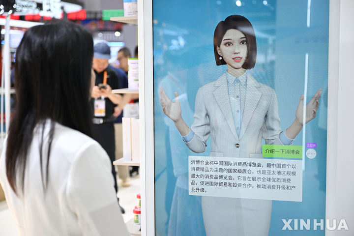 [하이난=신화/뉴시스]15일 중국 남부 하이난성 하이커우에서 열린 제4회 중국 국제소비자제품박람회(CICPE)에서 인공지능(AI) 기술을 기반으로 한 가상인간이 한 방문객의 질문에 답하고 있다. 사진은 기사와 관련 없음. 2024.4.16