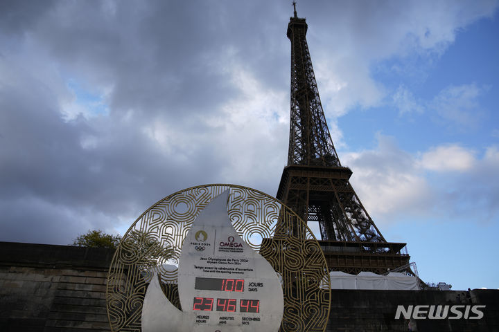 [파리=AP/뉴시스] 홀로 프랑스 파리를 여행하던 한국인 남성이 실종 보름 만에 소재 파악됐다. 사진은 지난달 16일(현지시각) 프랑스 파리의 에펠탑 주변에 설치된 '2024 파리 올림픽' 카운트다운 시계가 개막까지 100일 남았음을 알리는 모습. 2024.05.05.