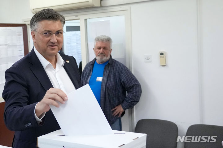 [AP/뉴시스] 크로아티아의 친 서방 노선의 안드레이 플렌코비치 총리가 17일 총선 투표를 하고 있다