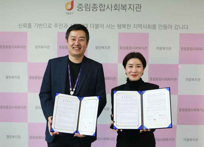홍기웅 KG이니시스 상무(왼쪽), 이해경 중림종합사회복지관 관장(오른쪽). (사진=KG이니시스) *재판매 및 DB 금지