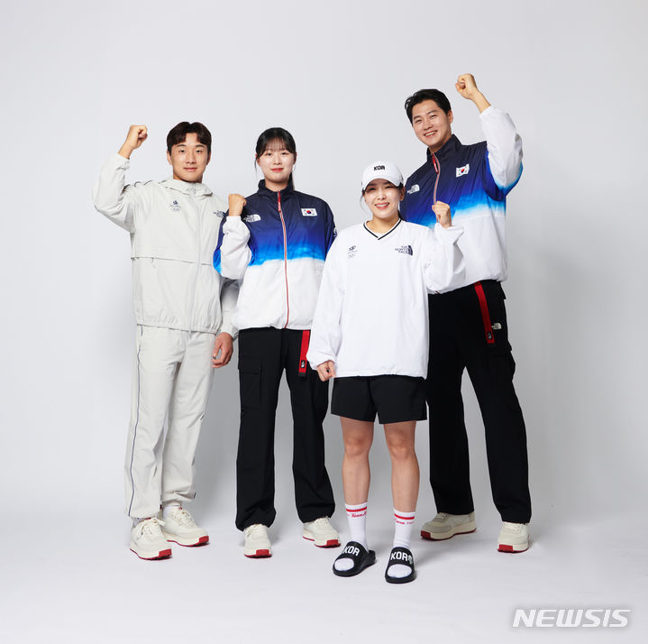 [서울=뉴시스]노스페이스가 '파리 하계올림픽 D-100일 행사'에서 '팀코리아(Team Korea)' 공식 단복을 공개했다고 17일 밝혔다.2024.04.17.(사진=영원아웃도어 제공)photo@newsis.com