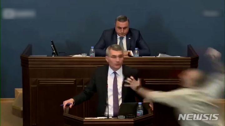 15일(현지시간) CNN 등 외신에 따르면, 이날 이른바 '외국 대리인 법(foreign agents law)'으로 여야 갈등을 빚고 있는 동유럽 조지아의 의회에서 한 야당 의원이 연설 중이던 여당 대표를 폭행하는 사건이 벌어졌다. 흥분한 여야 의원들이 뒤엉키며 집단 난투극이 펼쳐졌다. 출처 : @DaryoEng *재판매 및 DB 금지